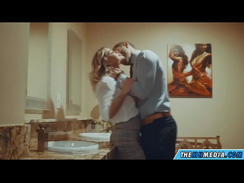 ❤️ Kiam belplena blondulo delogas vin en publika necesejo Pornofilmo ĉe eo.pornohammer.ru